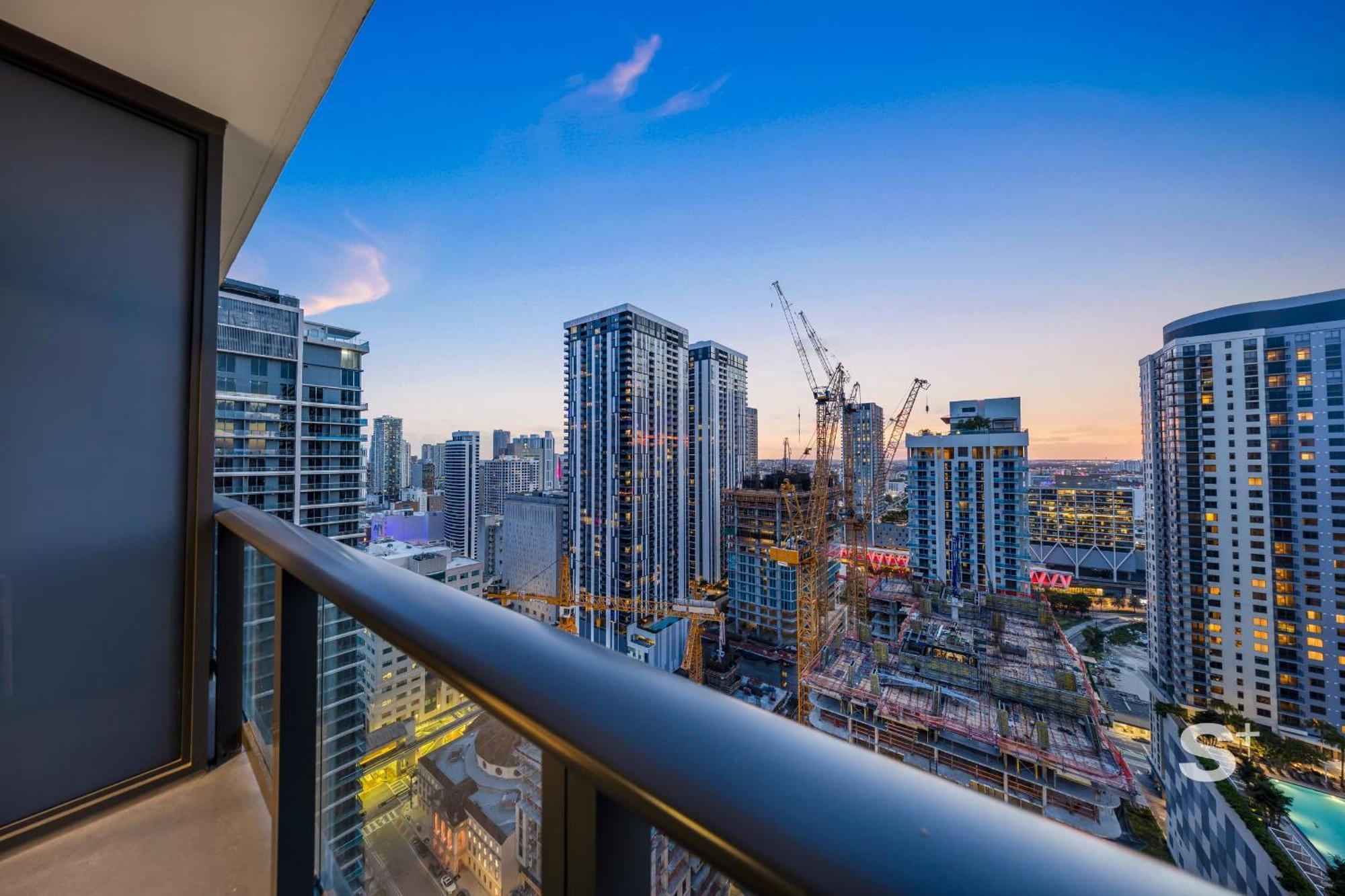 Apartment Modern Downtown Retreat With Skyline Views *