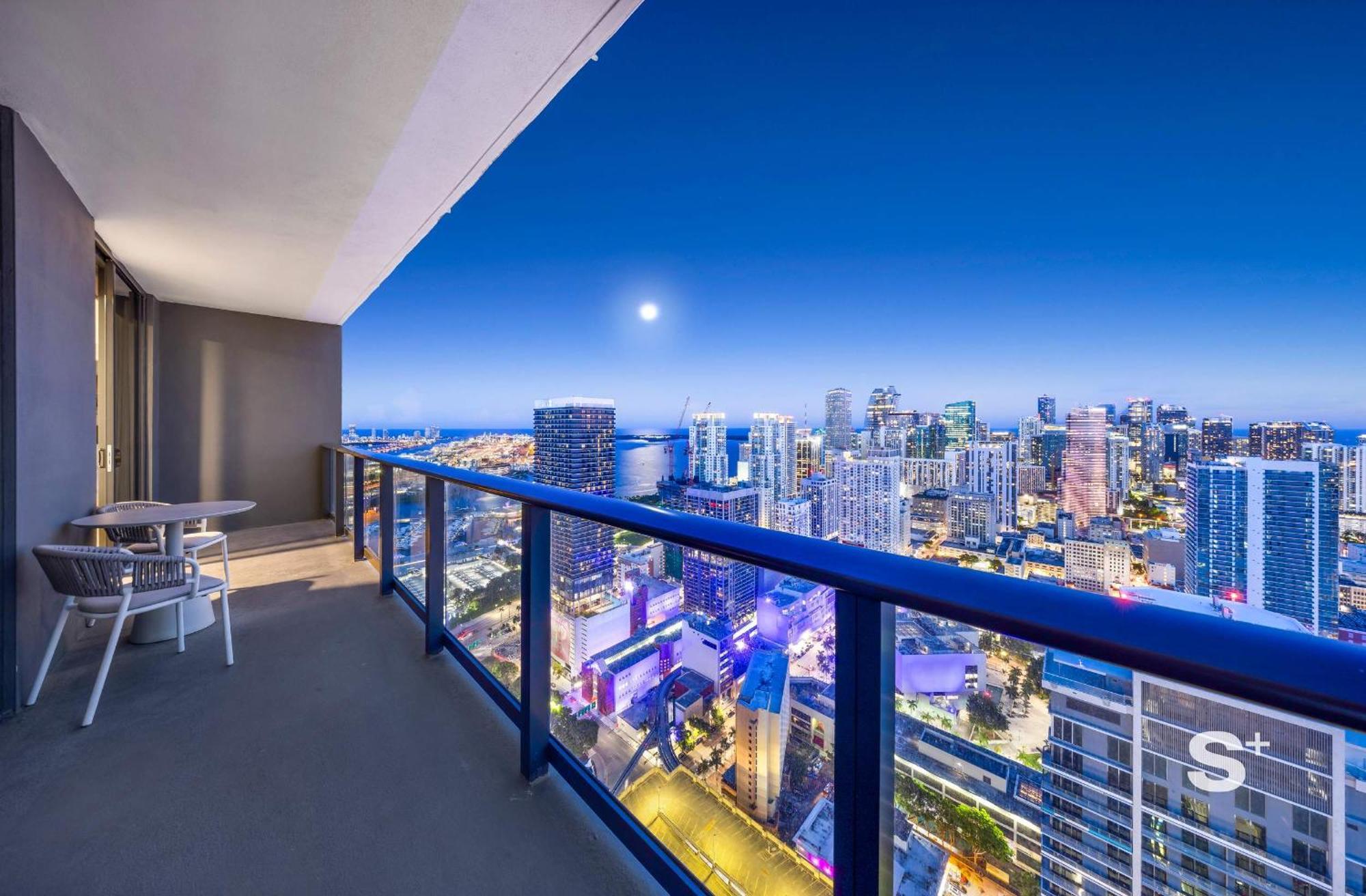 Modern Downtown Retreat With Skyline Views Apartment Miami